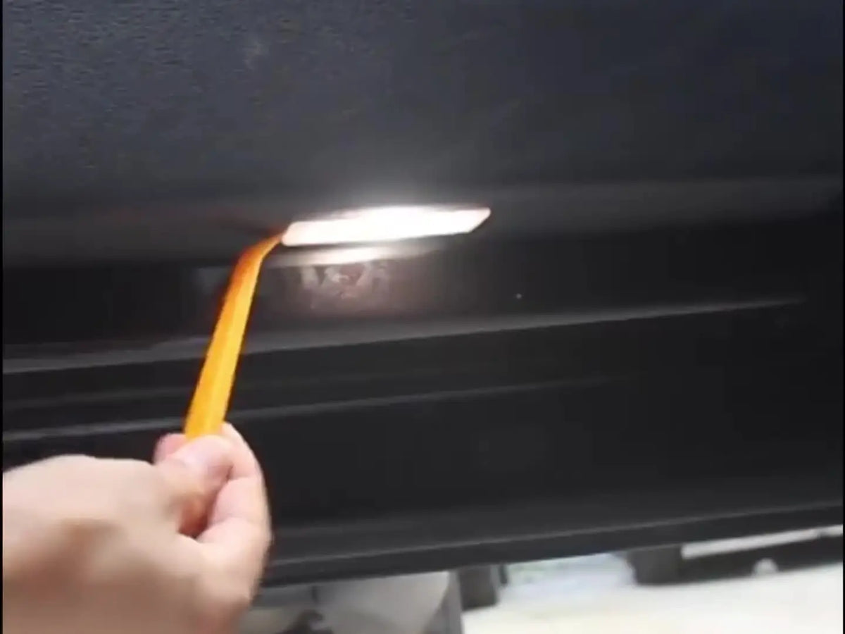 Rimozione della luce di cortesia originale con l'attrezzo in plastica